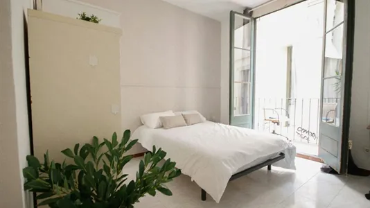 Rooms in Barcelona Ciutat Vella - photo 10
