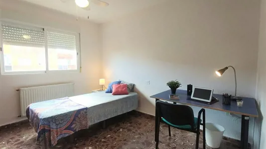 Rooms in Paterna - photo 1