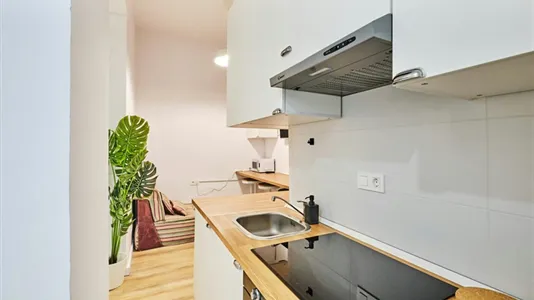 Rooms in Barcelona Ciutat Vella - photo 9