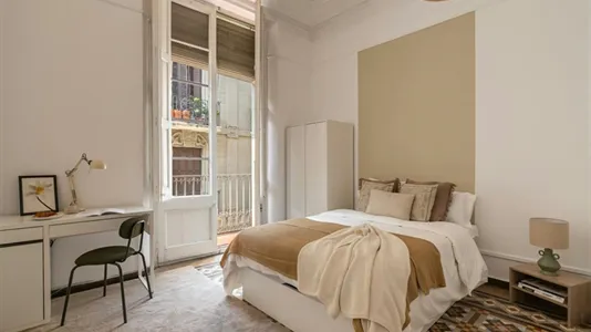 Rooms in Barcelona Ciutat Vella - photo 5