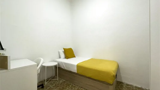 Rooms in Barcelona Ciutat Vella - photo 3