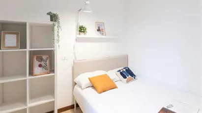 Room for rent in Milano Zona 6 - Barona, Lorenteggio, Milan