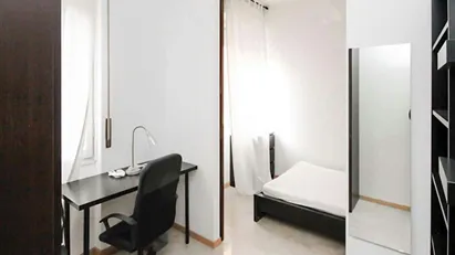Room for rent in Milano Zona 6 - Barona, Lorenteggio, Milan