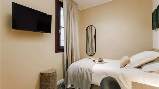 Rooms in Barcelona Ciutat Vella - photo 3