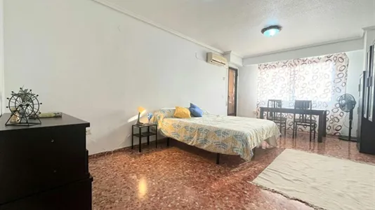 Rooms in Moncada - photo 1