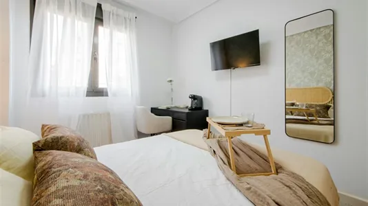 Rooms in El Encinar de los Reyes - photo 2