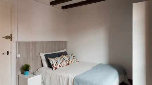 Rooms in Barcelona Ciutat Vella - photo 8