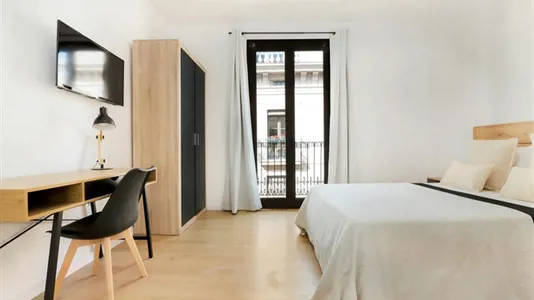 Rooms in Barcelona Ciutat Vella - photo 3