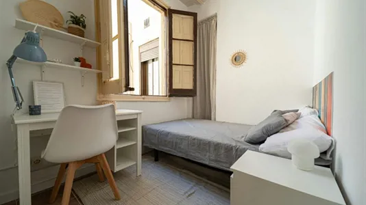 Rooms in Barcelona Ciutat Vella - photo 2