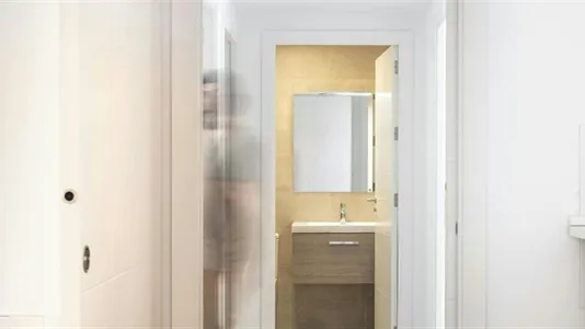 Rooms in Barcelona Ciutat Vella - photo 8