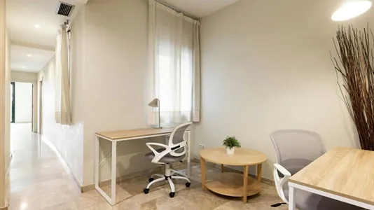 Rooms in Barcelona Ciutat Vella - photo 10