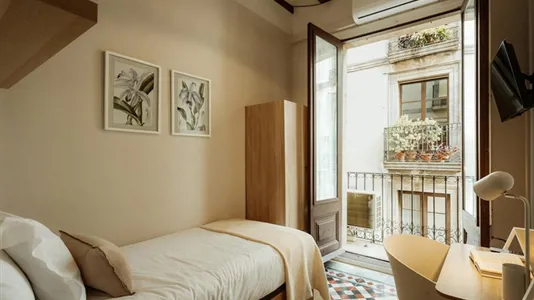 Rooms in Barcelona Ciutat Vella - photo 1
