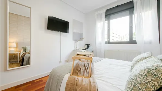 Rooms in El Encinar de los Reyes - photo 3