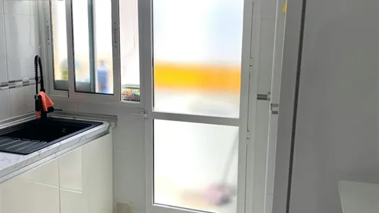 Rooms in Almería - photo 8