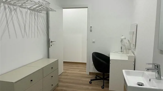 Rooms in Barcelona Ciutat Vella - photo 2