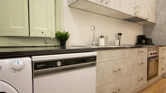 Rooms in Barcelona Ciutat Vella - photo 8