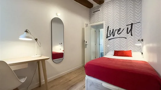 Rooms in Barcelona Ciutat Vella - photo 2