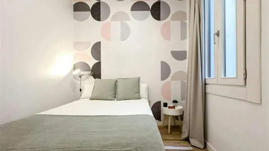 Rooms in Barcelona Ciutat Vella - photo 2