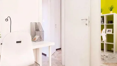 Room for rent in Milano Zona 6 - Barona, Lorenteggio, Milan