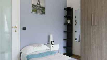 Room for rent in Milano Zona 8 - Fiera, Gallaratese, Quarto Oggiaro, Milan
