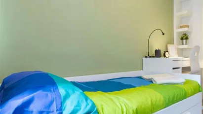 Room for rent in Milano Zona 6 - Barona, Lorenteggio, Milan