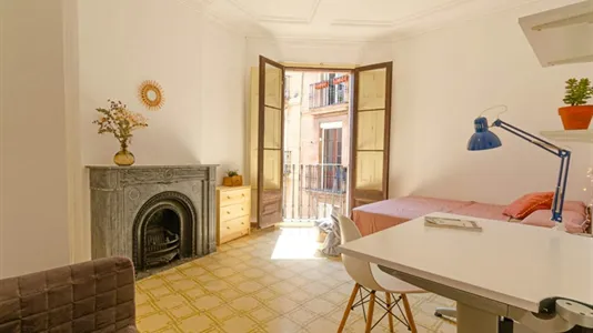 Rooms in Barcelona Ciutat Vella - photo 2