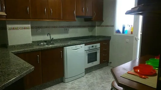 Rooms in Jaén - photo 4