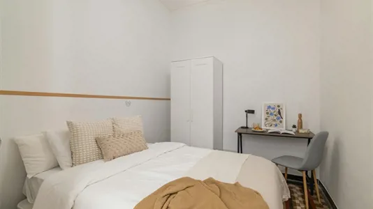 Rooms in Barcelona Ciutat Vella - photo 2