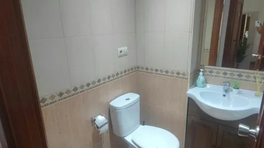 Rooms in Almería - photo 10