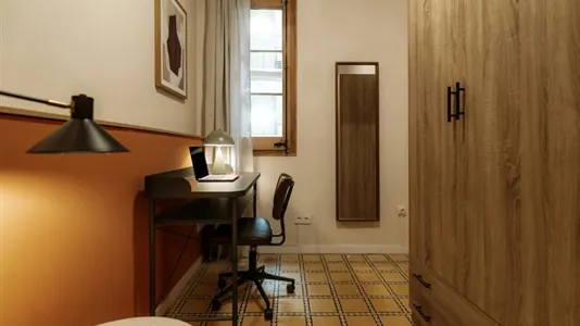 Rooms in Barcelona Ciutat Vella - photo 4