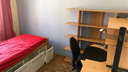 Room for rent in L'Haÿ-les-Roses, Île-de-France