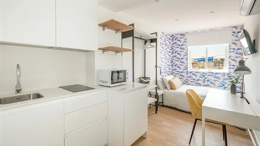 Rooms in Málaga - photo 1