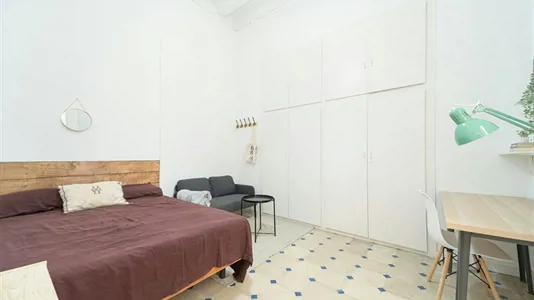 Rooms in Barcelona Ciutat Vella - photo 2