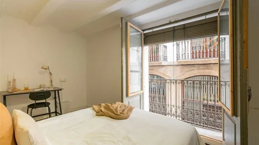 Rooms in Barcelona Ciutat Vella - photo 2