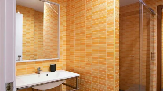 Rooms in Barcelona Ciutat Vella - photo 9