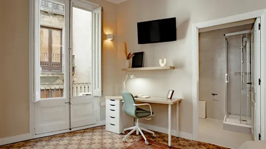 Rooms in Barcelona Ciutat Vella - photo 3