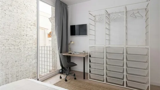 Rooms in Barcelona Ciutat Vella - photo 5