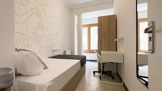 Rooms in Barcelona Ciutat Vella - photo 2