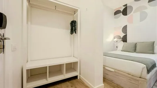 Rooms in Barcelona Ciutat Vella - photo 6