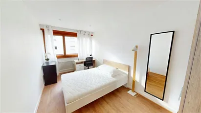 Room for rent in Saint-Julien-en-Genevois, Auvergne-Rhône-Alpes