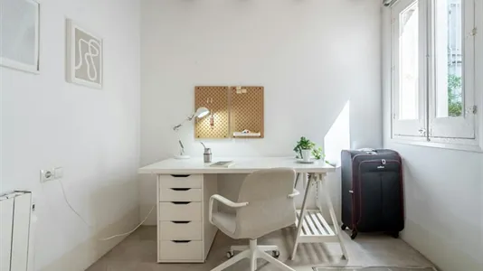 Rooms in Barcelona Ciutat Vella - photo 9