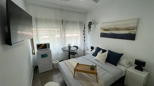Rooms in Barcelona Sants-Montjuïc - photo 1