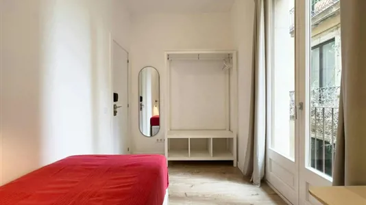 Rooms in Barcelona Ciutat Vella - photo 2