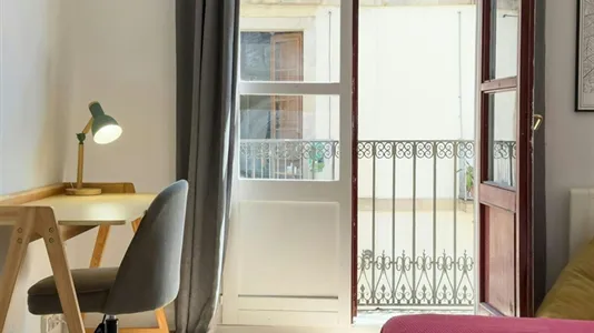 Rooms in Barcelona Ciutat Vella - photo 5