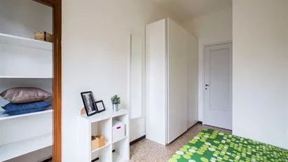 Room for rent in Milano Zona 8 - Fiera, Gallaratese, Quarto Oggiaro, Milan