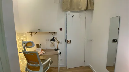 Rooms in Barcelona Ciutat Vella - photo 5