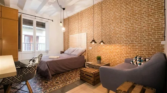 Rooms in Barcelona Ciutat Vella - photo 2