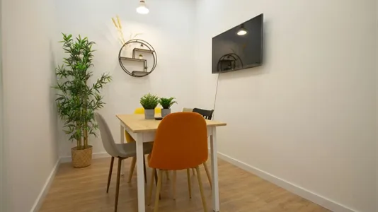 Rooms in Barcelona Ciutat Vella - photo 10