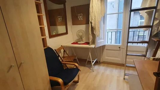 Rooms in Barcelona Ciutat Vella - photo 2