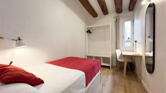 Rooms in Barcelona Ciutat Vella - photo 3